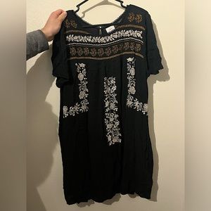 Embroidered dress with pockets